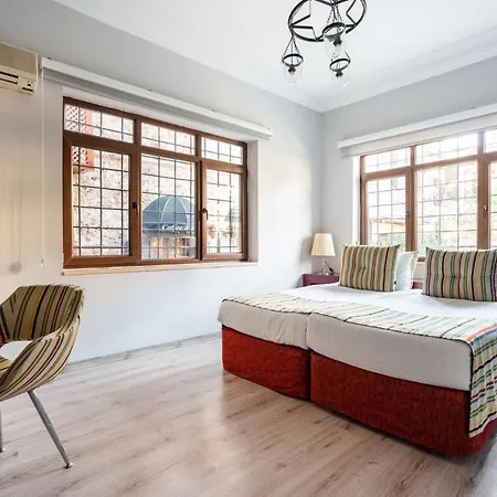 Fascinating Flat Near Hadrians Gate *