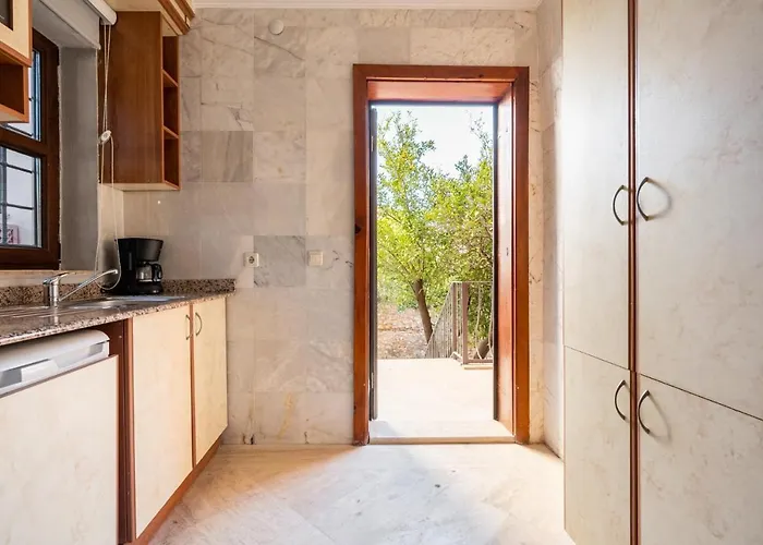 Fascinating Flat Near Hadrians Gate *